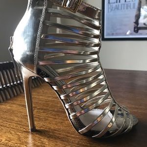 Sexy strappy gold heels - Steve Madden - size 6.5